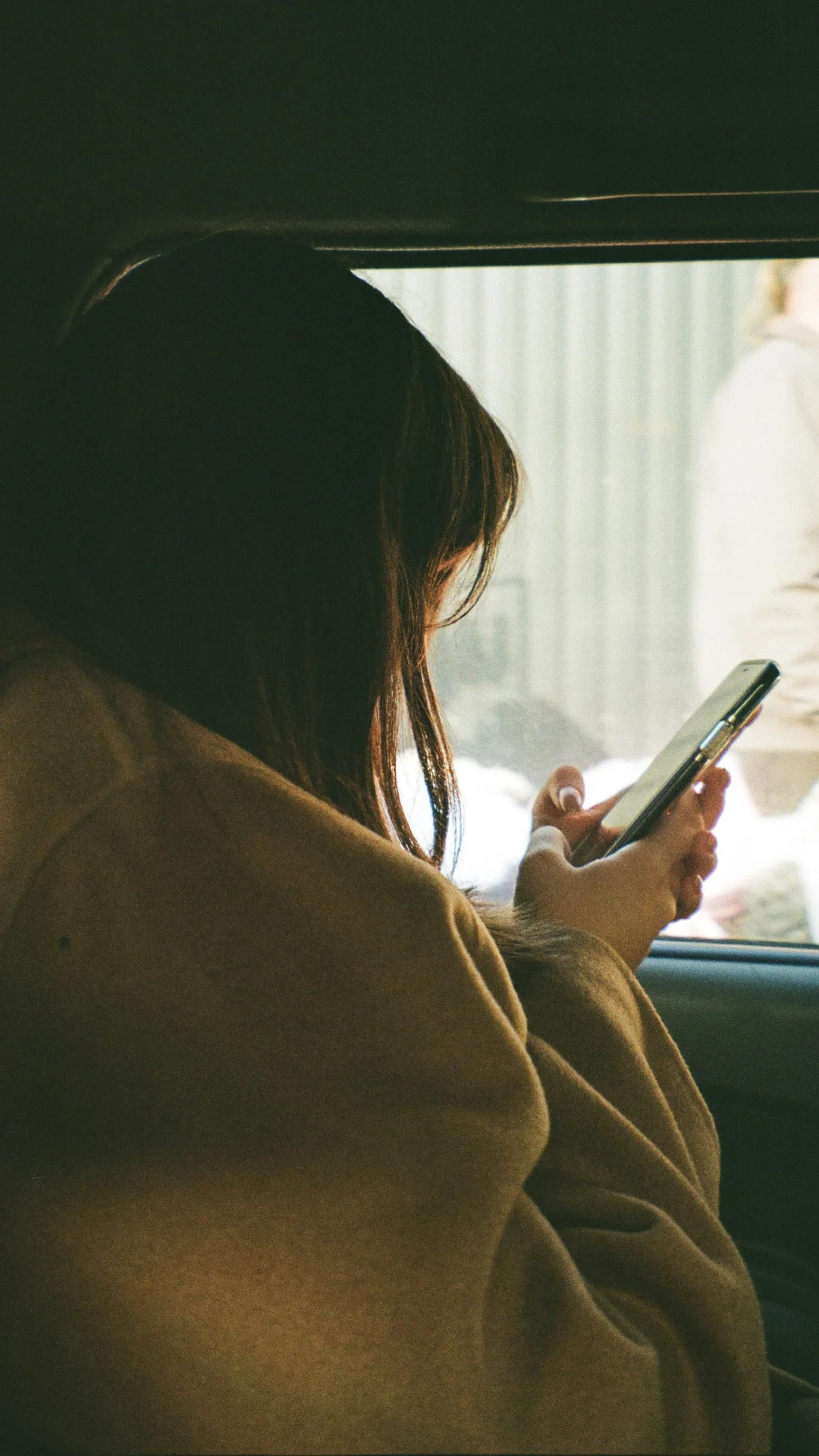 Personne consultant son téléphone